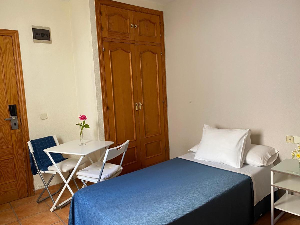 Hostal Moscatel Малага Экстерьер фото